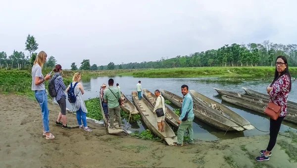 チトワン、ネパール - 2018 年 4 月 9 日: 不明の人がカヌー木船 Pirogues ラプティ川、チトワン国立公園でのサファリ — ストック写真