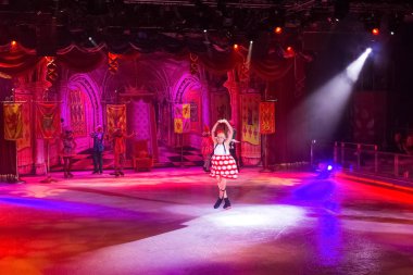 Cape Canaveral, ABD - 2 Mayıs 2018: Royal Caribbean 'in Sea Oasis of the Sea yolcu gemisindeki buz arenası veya buz tiyatrosu amfitiyatrosu gösterisi 3 Mayıs 2018' de ABD 'nin Cape Canaveral kentine demirledi.