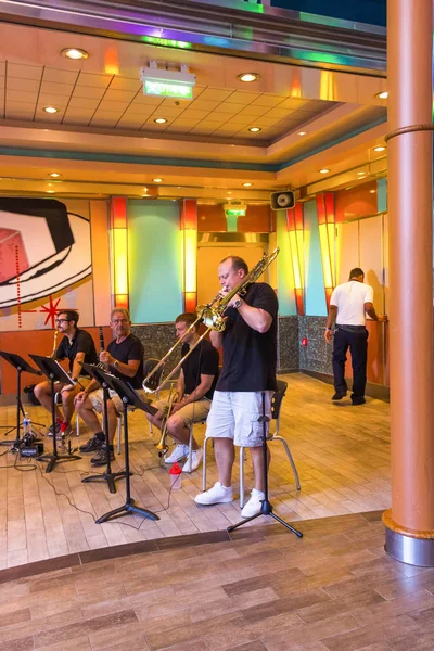 Мис Канаверал, США - 05 травня 2018: Музичні джазового колективу на верхній палубі в круїзний лайнер Оазис морів, Royal Caribbean — стокове фото