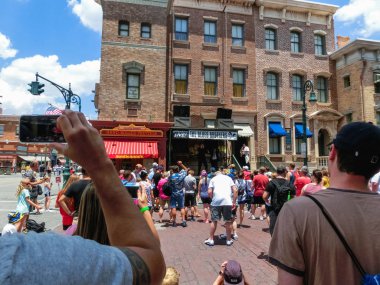 Orlando, Florida, ABD - 10 Mayıs 2018: canlı müzik show Blues Brothers Park Universal Studios yakınındaki insanlar. Bir tema park resort Orlando, Florida'nın Orlando olduğunu.
