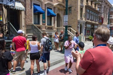 Orlando, Florida, ABD - 10 Mayıs 2018: canlı müzik show Blues Brothers Park Universal Studios yakınındaki insanlar. Bir tema park resort Orlando, Florida'nın Orlando olduğunu.