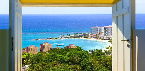Jamaicaanse Beach A. Caribbean beach op de noordelijke kust van Jamaica, in de buurt van Dunns River Falls en Ocho Rios. — Stockfoto