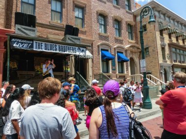 Orlando, Florida, ABD - 10 Mayıs 2018: canlı müzik show Blues Brothers Park Universal Studios yakınındaki insanlar. Bir tema park resort Orlando, Florida'nın Orlando olduğunu.
