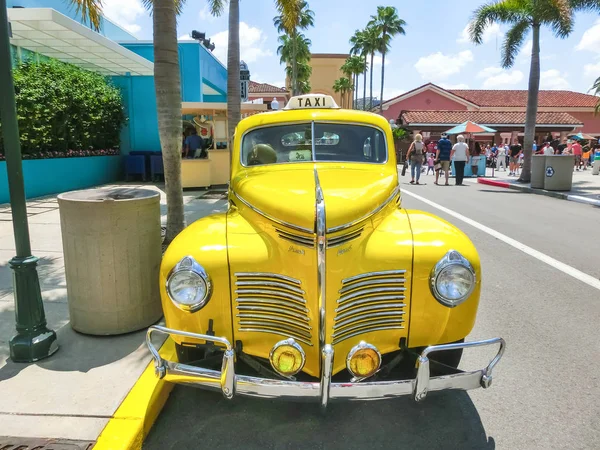 Orlando, Florida, EUA - 10 de maio de 2018: The people going at park Universal Studios. Orlando é um resort parque temático em Orlando, Flórida . — Fotografia de Stock