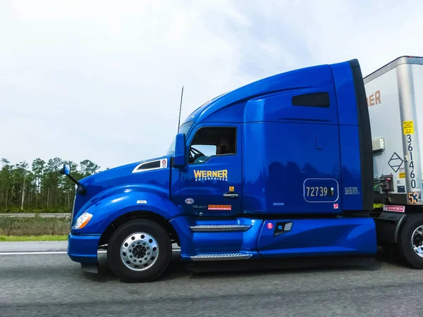 Orlando, Florida, USA - May 10, 2018: American style truck on freeway road at Orlando, Florida, USA — Stock Photo, Image