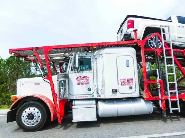 Orlando, Florida, USA - May 10, 2018: American style truck on freeway road at Orlando, Florida, USA — Stock Photo, Image