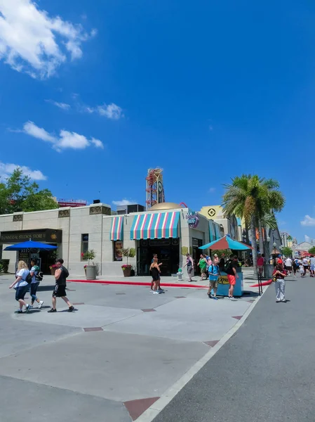 Orlando, Florida, USA - May 10, 2018: The people going at park Universal Studios. Orlando is a theme park resort in Orlando, Florida. — Stock Photo, Image