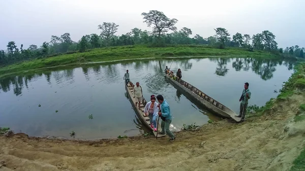 チトワン ネパール 2018 不明の人が木造船 Pirogues ラプティ川 ネパール チトワン国立公園でのサファリをカヌー — ストック写真