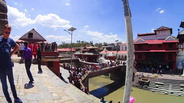 A folyó átfolyik a város a Kathmandu, elválasztja azt a város Patan. — Stock Fotó