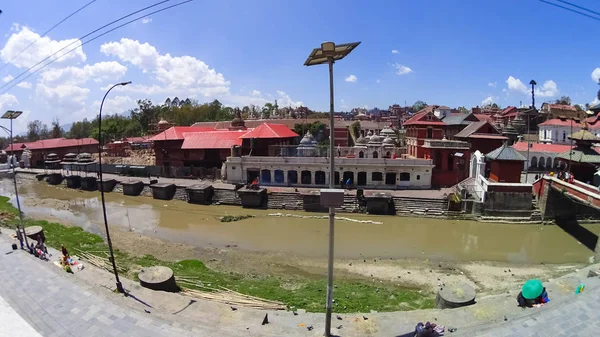Floden løber gennem byen Kathmandu, adskiller den fra byen Patan . - Stock-foto