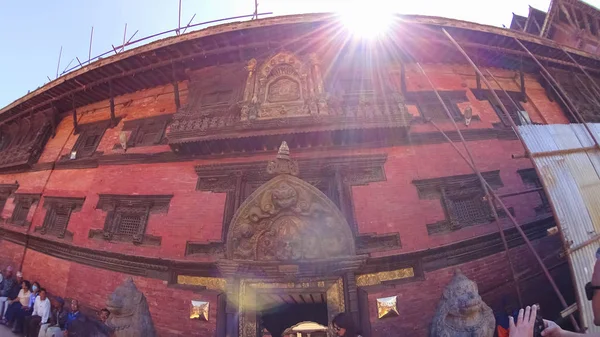 Patan, nepal - 13. april 2018: menschen auf der straße in patan, antike stadt im kathmandu-tal. — Stockfoto