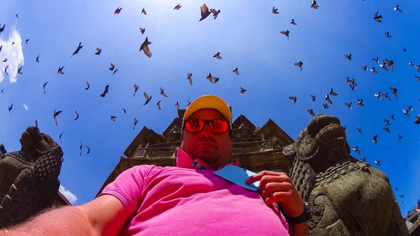 PATAN, NEPAL - 13 avril 2018 : L'homme fait du selfie contre le tample à Patan, ville antique de la vallée de Katmandou . — Photo