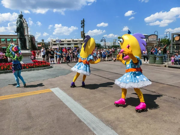 Orlando, Amerika Birleşik Devletleri - 8 Mayıs 2018: Universal Studio Park Tarih 8 Mayıs 2018 sanatçılar ile büyük geçit.