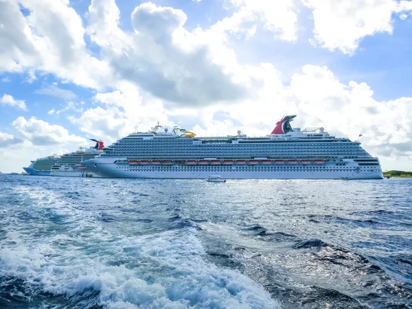 Cozumel, Mexico - 04 mei 2018: The Carnival Dream en Carnival Breeze cruise schepen in de haven in Cozumel, Mexico — Stockfoto