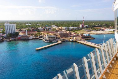 Cozumel, Meksika - 04 Mayıs 2018: Kıyı şeridi ve Cozumel, Meksika, Karayipler mavi su ile bağlantı noktası