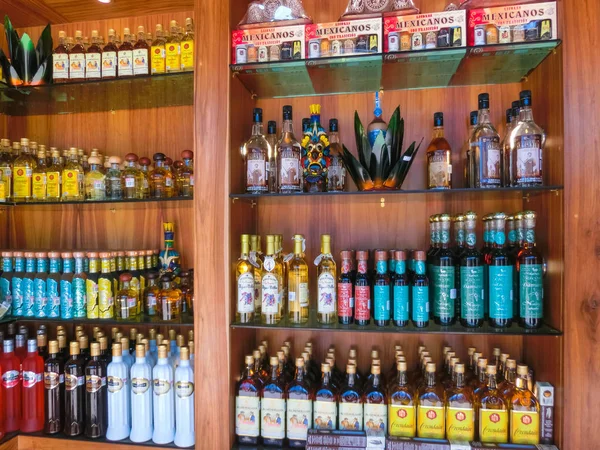 Кохель, Мексика - 04 мая 2018 года: алкогольные напитки или продукты на улице торговца - Мексика — стоковое фото