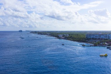 Kıyı şeridi ve Cozumel, Meksika, Karayipler mavi su ile bağlantı noktası
