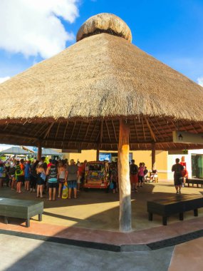 Cozumel, Meksika - Aralık 2015: turistlerin alışveriş bölgesine deniz bağlantı noktasında, bir gezi için bekliyor.