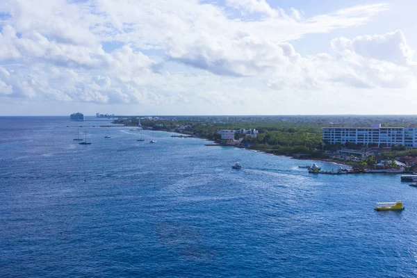 Le littoral et le port avec de l'eau bleue des Caraïbes à Cozumel, Mexique — Photo