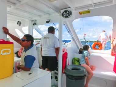 Cozumel, Meksika - 04 Mayıs 2018: sualtı dalış ve balıkçı tur tekne Karayip Denizi, ile insanlar