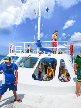 Cozumel, Meksika - 04 Mayıs 2018: sualtı dalış ve balıkçı tur tekne Karayip Denizi, ile insanlar