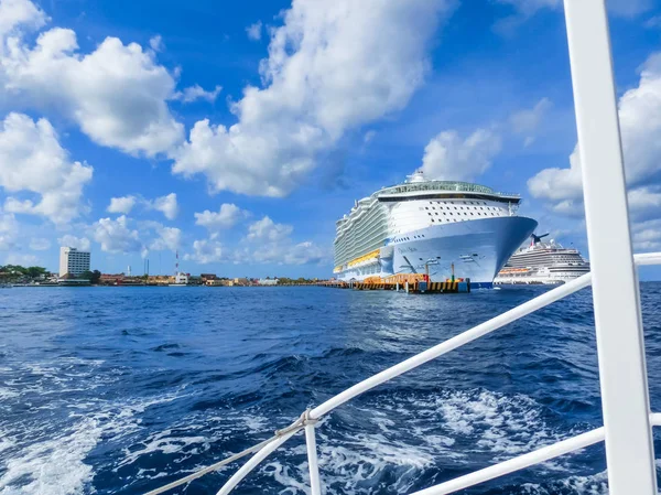 Козумель, Мексика - 04 мая 2018 года: Королевский Карибский круизный корабль "Оазис морей" пристыковался в порту Козумель во время одного из круизов по Западно-Карибскому морю — стоковое фото
