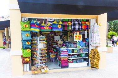 Cozumel, Meksika - 04 Mayıs 2018: Yerel ürünler üzerinde tepsi sokak satıcısı - Meksika