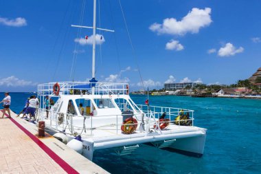 Cozumel, Meksika - 04 Mayıs 2018: turist feribot tekne Cozumel, Meksika, Karayipler mavi su