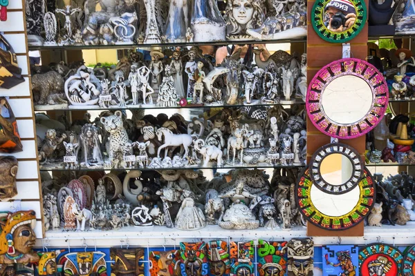 Cozumel, Meksyk - 04 maja 2018: Wyroby ceramiczne na tacy sprzedawcy ulicy - Meksyk — Zdjęcie stockowe