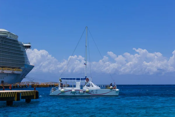 Cozumel, Mexico - 04 mei 2018: toeristen op veerboot in blauwe Caribische water bij Cozumel, Mexico — Stockfoto
