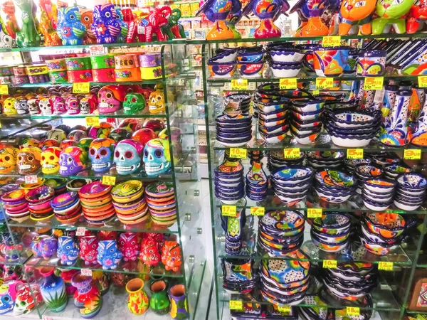Cozumel, México - 04 de maio de 2018: Produtos cerâmicos na bandeja de venda ambulante - México — Fotografia de Stock
