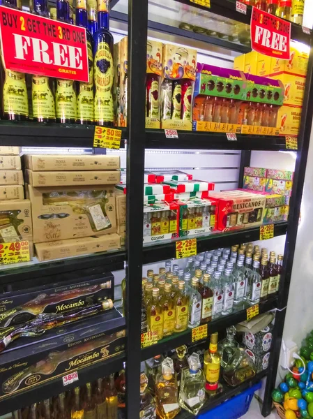 Cozumel, México - 04 de mayo de 2018: bebidas alcohólicas o productos en la bandeja del vendedor ambulante - México —  Fotos de Stock
