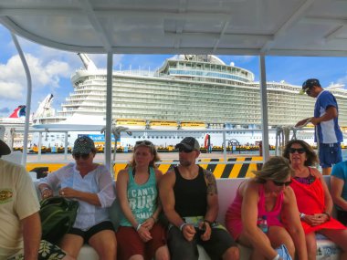 Cozumel, Meksika - 04 Mayıs 2018: sualtı dalış ve balıkçı tur tekne Karayip Denizi, ile insanlar
