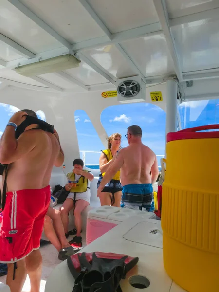Cozumel, Mexique - 04 mai 2018 : Les gens à la plongée sous-marine et à la pêche en bateau à la mer des Caraïbes — Photo