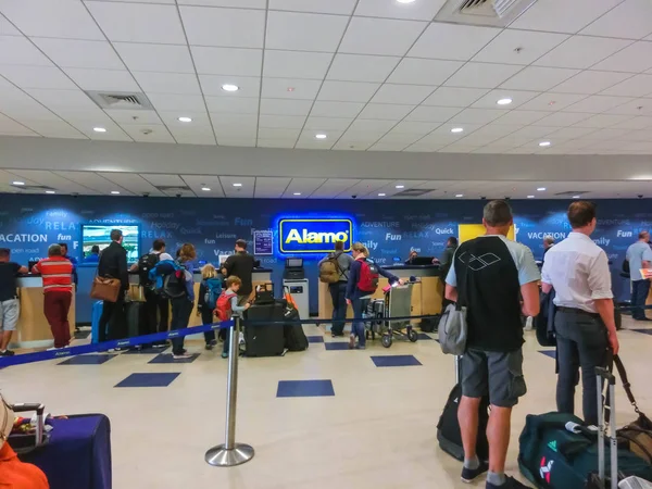 Miami, Florida, Stati Uniti - Aprile 28, 2018: L'ufficio noleggio auto di Alamo all'aeroporto di Miami — Foto Stock