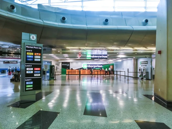 Miami, Florida, EE.UU. - 28 de abril de 2018: La oficina de alquiler de vehículos Enterprice en el aeropuerto de Miami —  Fotos de Stock