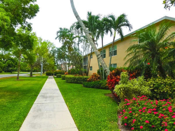 Nápoles, Estados Unidos - 8 de mayo de 2018: Exterior de un moderno edificio de dos pisos en Nápoles, Florida — Foto de Stock