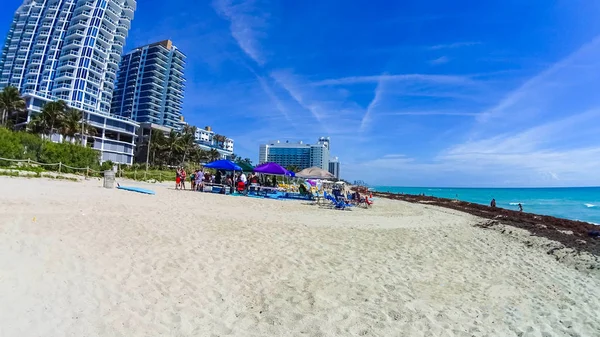 Miami Beach en Floride avec appartements de luxe et voie navigable — Photo