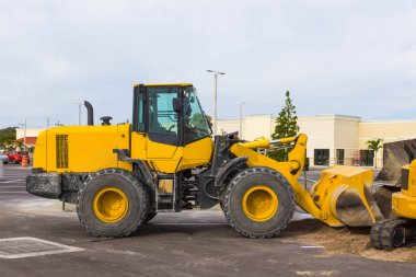Sarı ön yükleyici taş damping sona ve inşaat sitesinde kum
