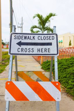 İnşaat Emanet işareti yayalar kaldırımda kapalı uyardı