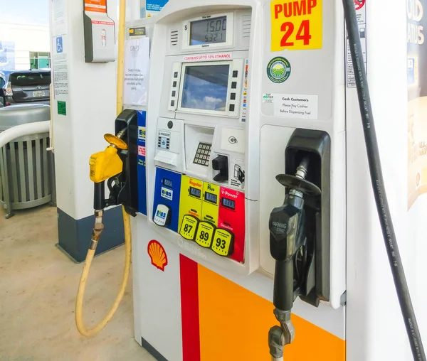 Ορλάντο, ΗΠΑ - 8 Μαΐου 2018: Στα ακροφύσια για γέμιση σε ένα βενζινάδικο της Shell. — Φωτογραφία Αρχείου