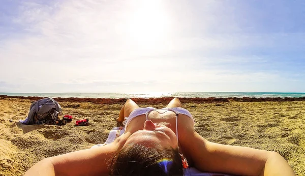 Junge schöne Frauen, die sich an den Strand legen. Frauen entspannen sich im Urlaub am Strand. — Stockfoto