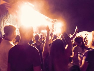 Ellerini yükselterek ve büyük festival parti ya da konser zevk kalabalık.