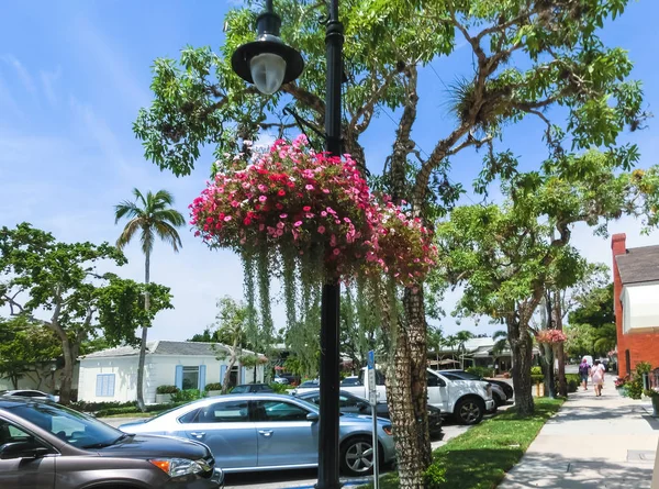 Außenseite eines zweistöckigen modernen Resortgebäudes in Neapel, Florida — Stockfoto