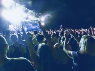 Ellerini yükselterek ve büyük festival parti ya da konser zevk kalabalık.