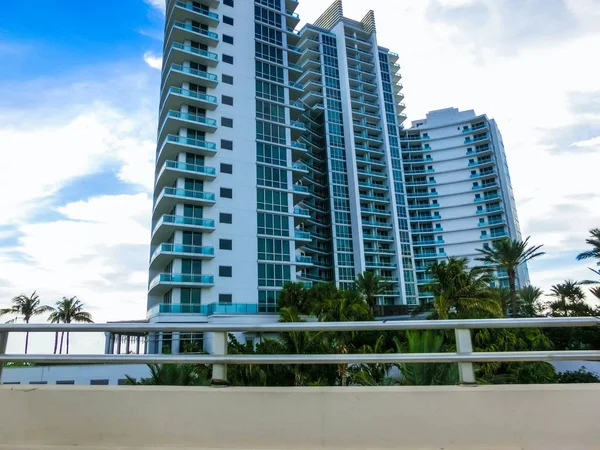 Miami Beach in Florida with luxury apartments and waterway — Stock Photo, Image