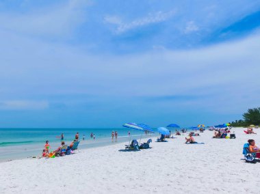 Naples, Amerika Birleşik Devletleri - 8 Mayıs 2018: Naples, Florida Vanderbilt Beach'te zevk turist.