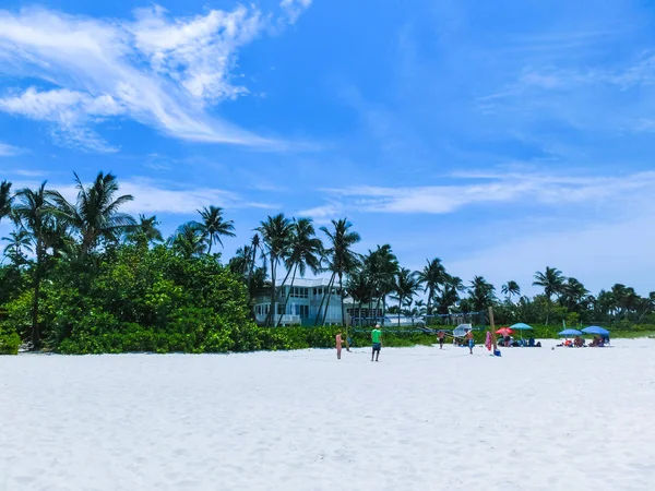 Turistas disfrutando de la playa de Vanderbilt en Nápoles, Florida . — Foto de Stock
