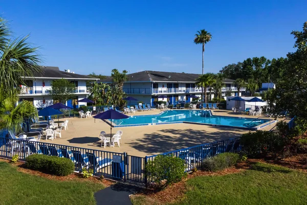 Orlando, Floryda - 8 maja 2018 r.: basen w Rodeway Inn Maingate pensjonatu lub hotelu w Orlando, Florida, Stany Zjednoczone Ameryki — Zdjęcie stockowe