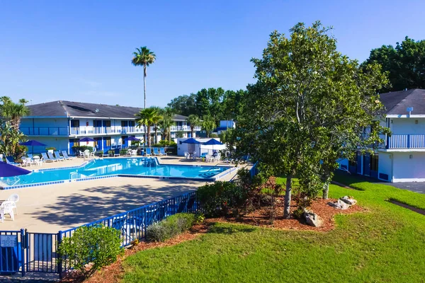 Orlando, Florida - 8 Mayıs 2018: yüzme havuzunda Rodeway Inn Maingate tatil veya otel Orlando, Florida, ABD
